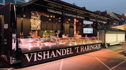 Zijaanzicht van een aanhangwagen voor vis met geopende luifel