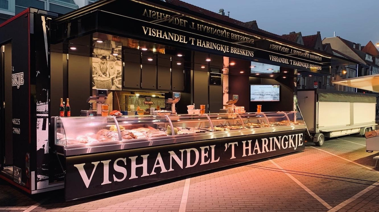 Zijaanzicht van een aanhangwagen voor vis met geopende luifel