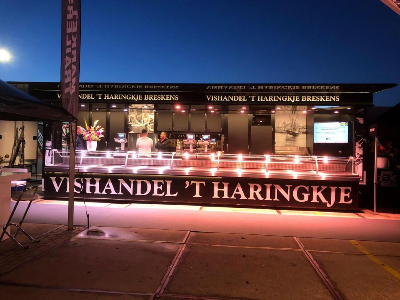 Zijaanzicht van een aanhangwagen voor vis met geopende luifel