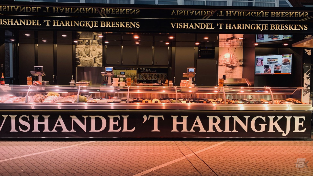 Zijaanzicht van een aanhangwagen voor vis met geopende luifel