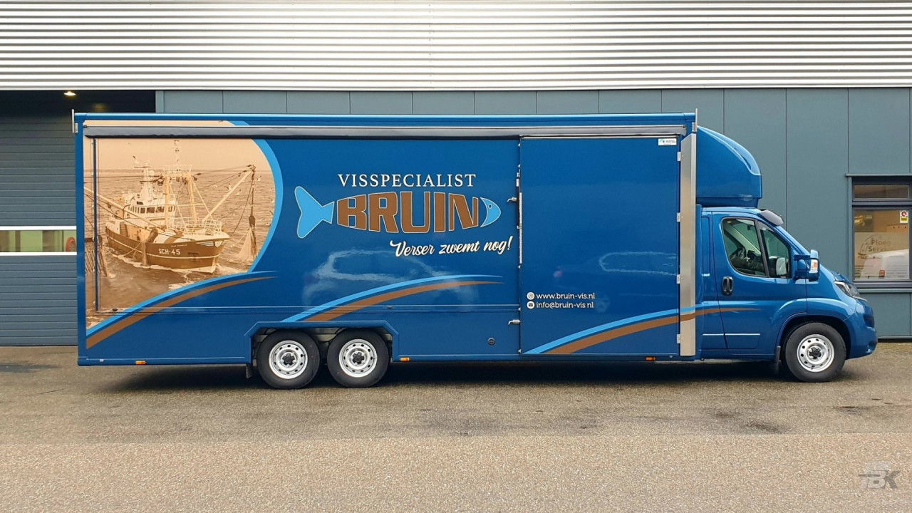 Zijaanzicht van een verkoopwagen voor vis met gesloten luifel