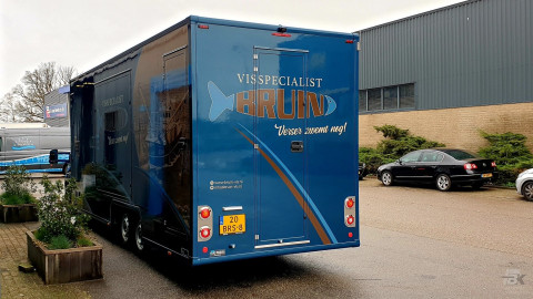 Achteraanzicht van een verkoopwagen voor vis