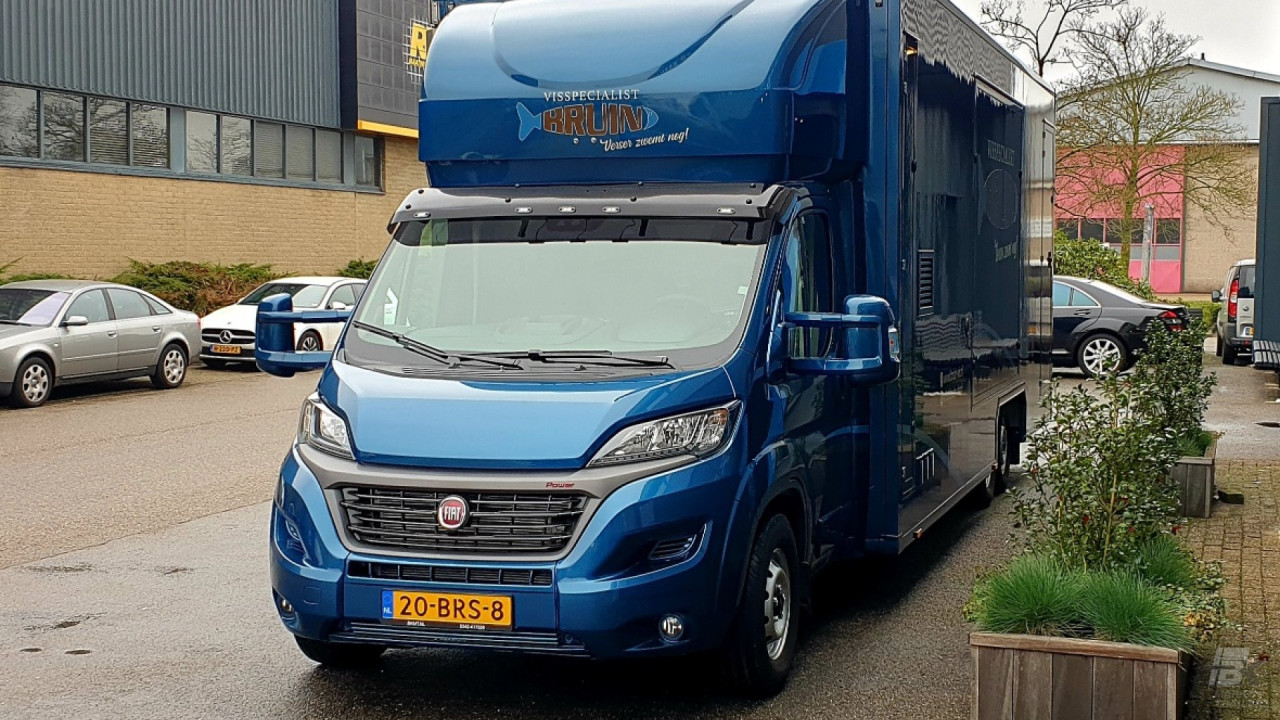 Vooraanzicht van een verkoopwagen voor vis