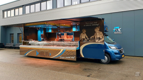 Zijaanzicht van een verkoopwagen voor vis met geopende luifel