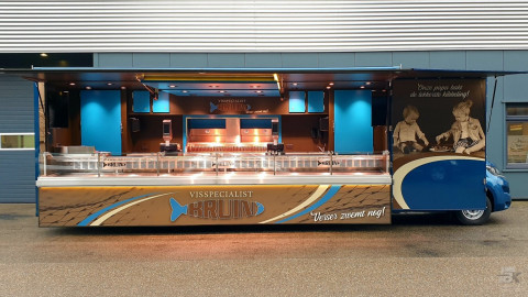 Zijaanzicht van een verkoopwagen voor vis met geopende luifel