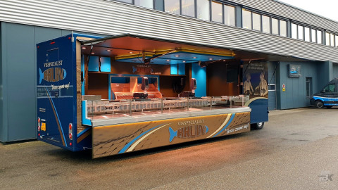Zijaanzicht van een verkoopwagen voor vis met geopende luifel