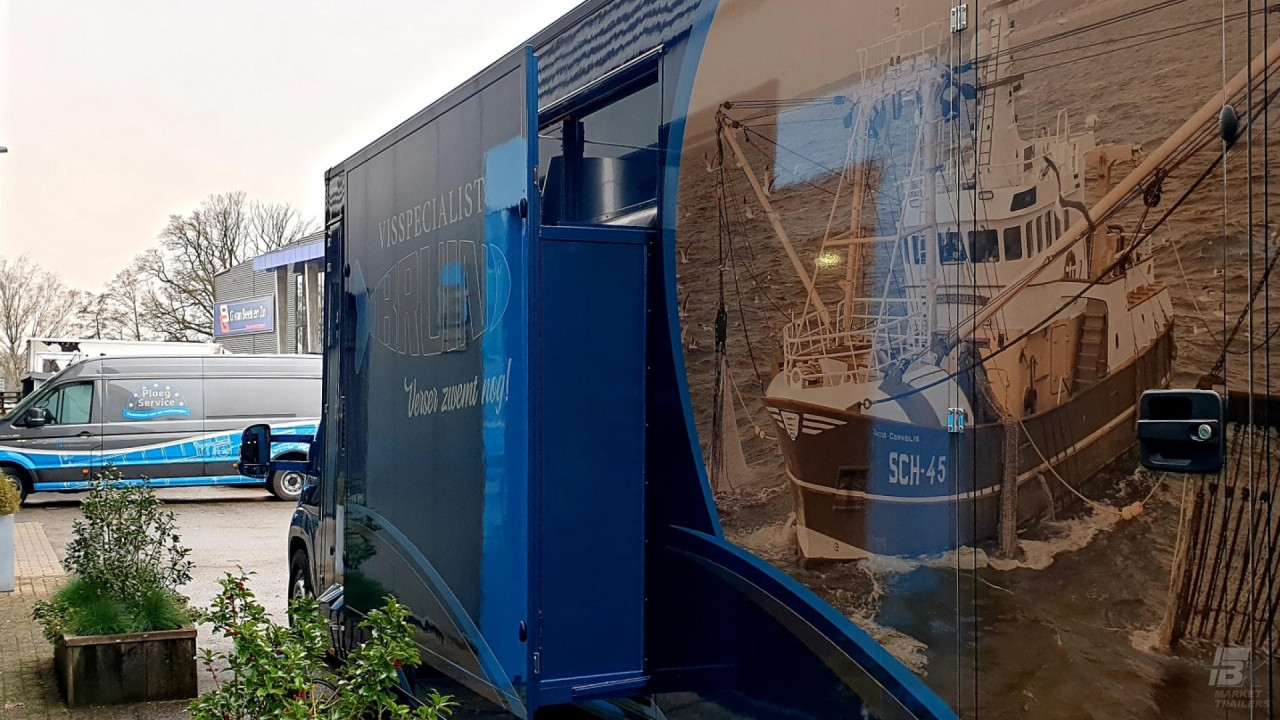 Detail van reclamebestickering aan de buitenkant van een verkoopwagen voor vis