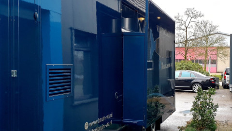 Detail van de buitenkant van een verkoopwagen voor vis