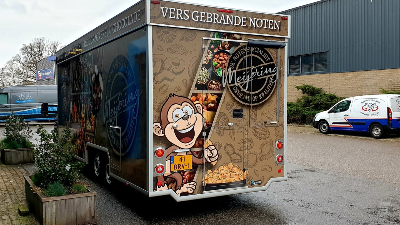 Achteraanzicht van een verkoopwagen voor noten