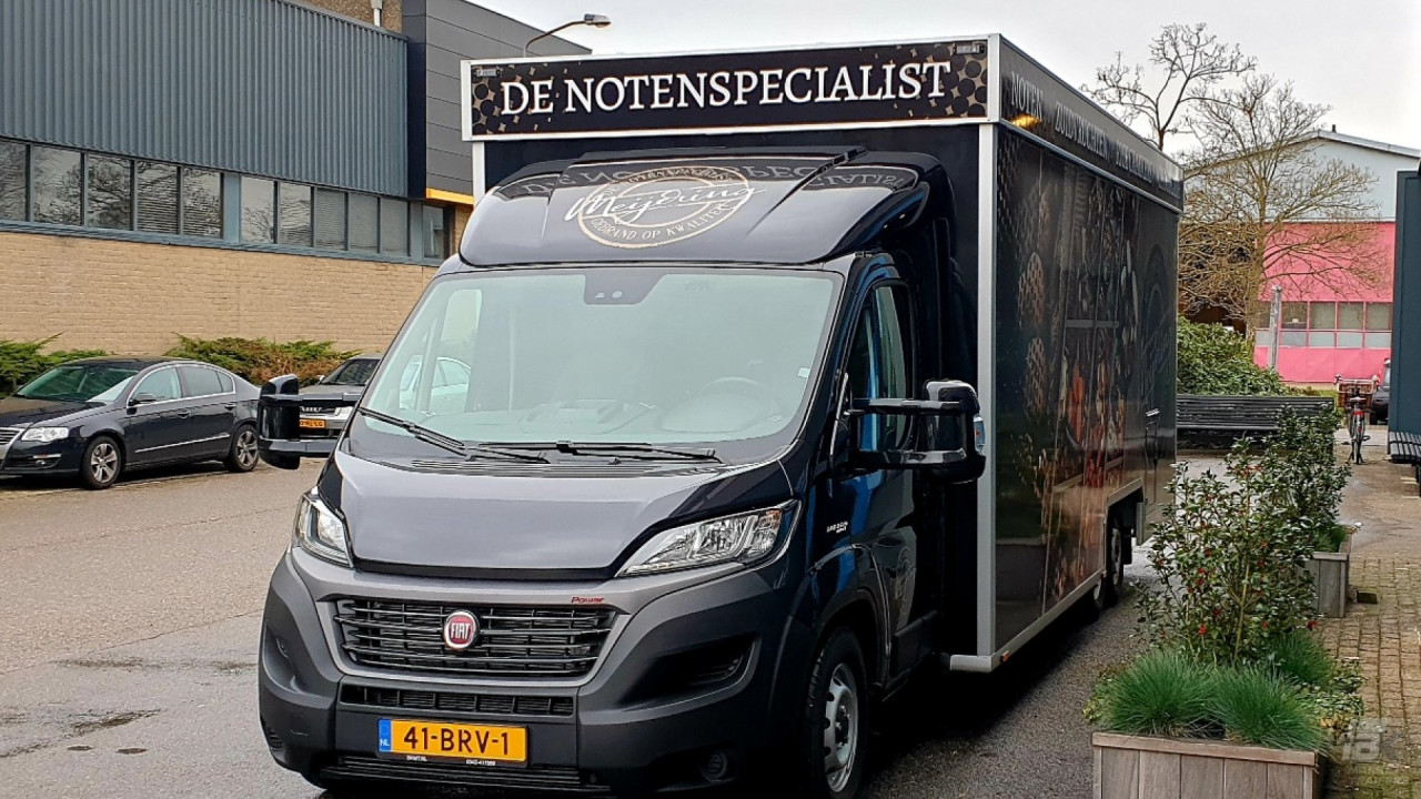 Vooraanzicht van een verkoopwagen voor noten