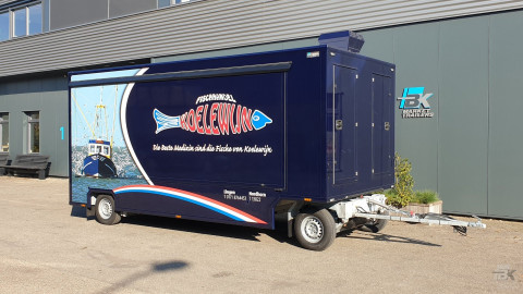 Zijaanzicht van een aanhangwagen voor vis met gesloten luifel