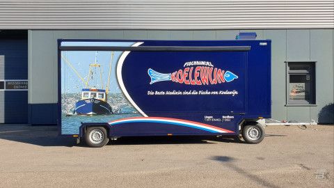 Zijaanzicht van een aanhangwagen voor vis met gesloten luifel