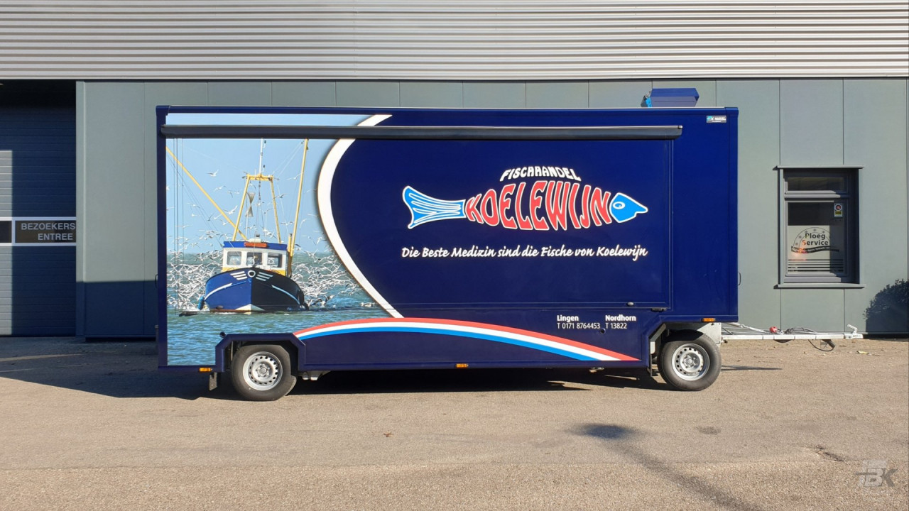 Zijaanzicht van een aanhangwagen voor vis met gesloten luifel