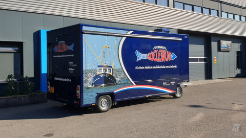Zijaanzicht van een aanhangwagen voor vis met gesloten luifel