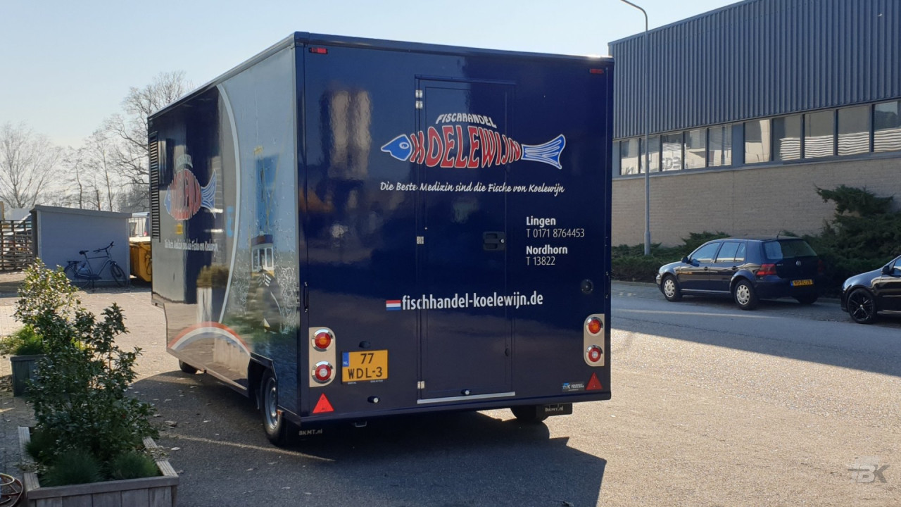 Achteraanzicht van een aanhangwagen voor vis