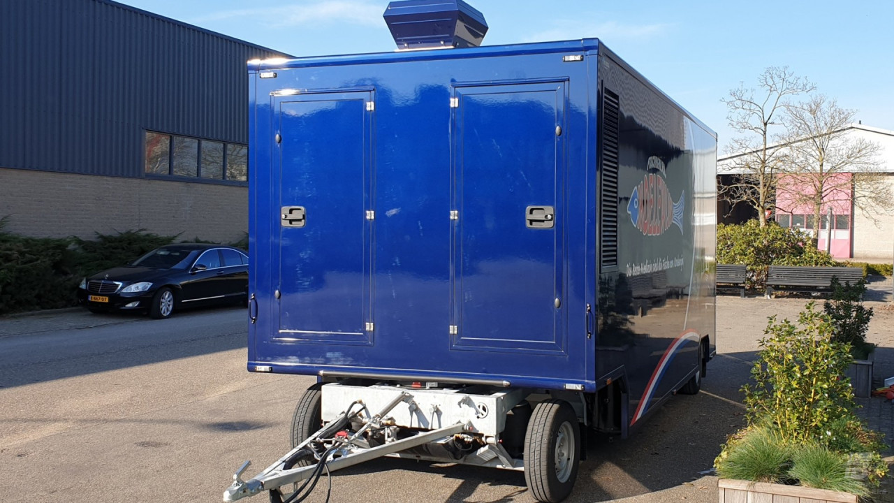 Vooraanzicht van een aanhangwagen voor vis
