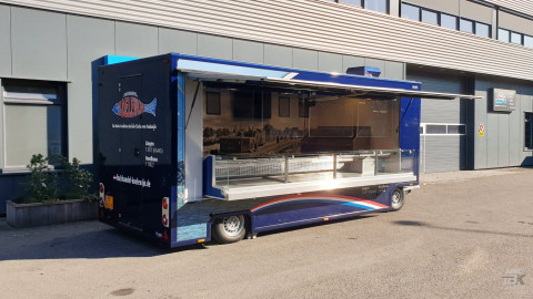Zijaanzicht van een aanhangwagen voor vis met geopende luifel