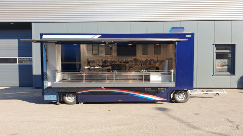 Zijaanzicht van een aanhangwagen voor vis met geopende luifel
