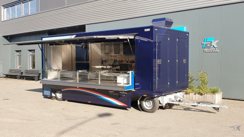 Zijaanzicht van een aanhangwagen voor vis met geopende luifel