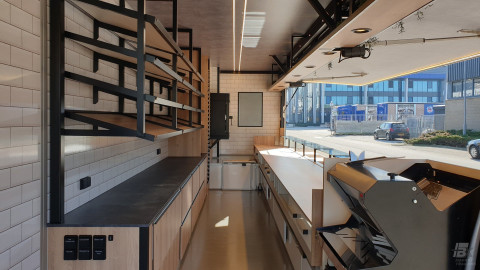 Binnenkant van een aanhangwagen voor brood en banket