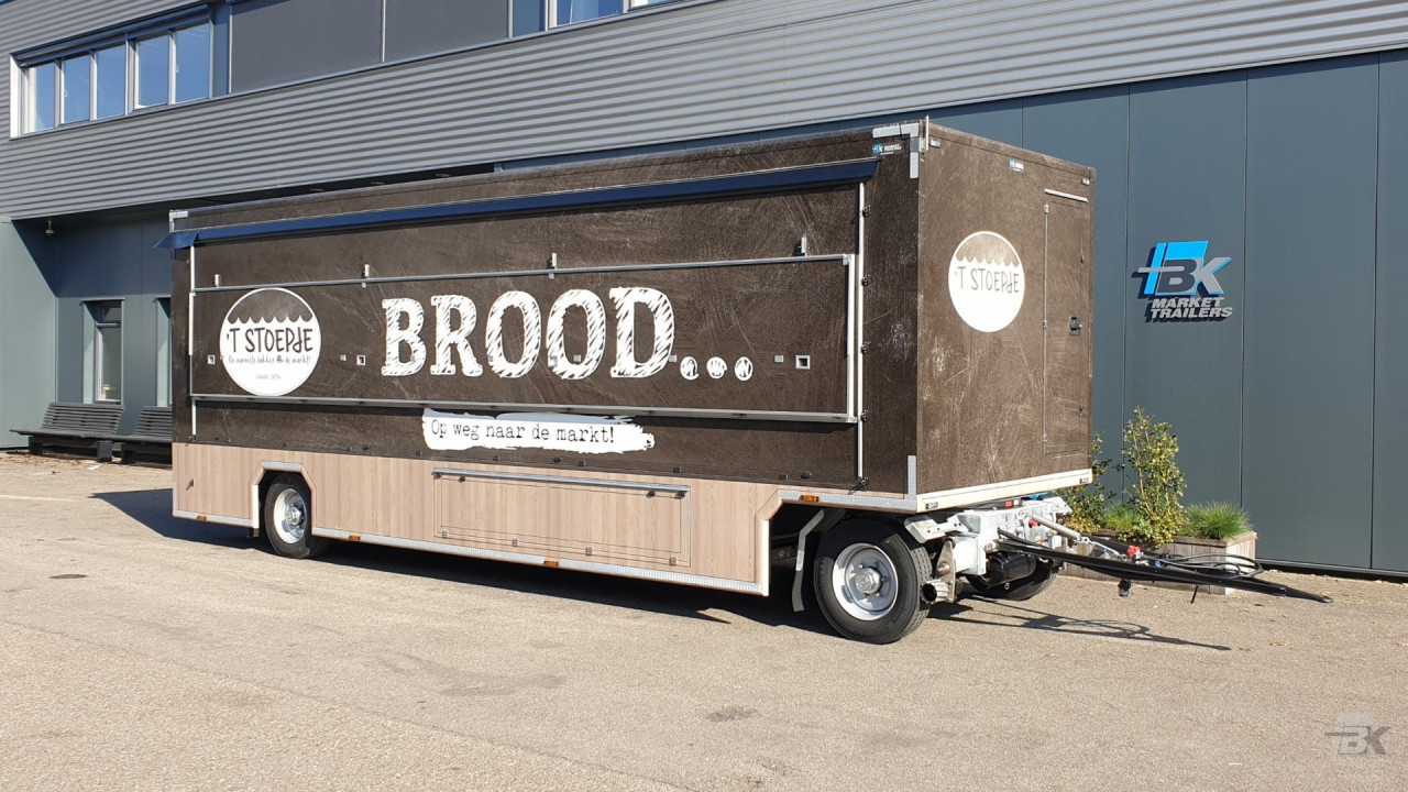 Zijaanzicht van een aanhangwagen voor brood en banket met gesloten luifel