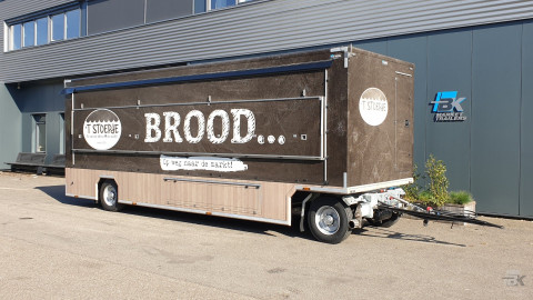 Zijaanzicht van een aanhangwagen voor brood en banket met gesloten luifel