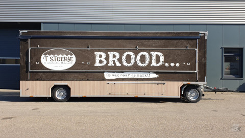 Zijaanzicht van een aanhangwagen voor brood en banket met gesloten luifel