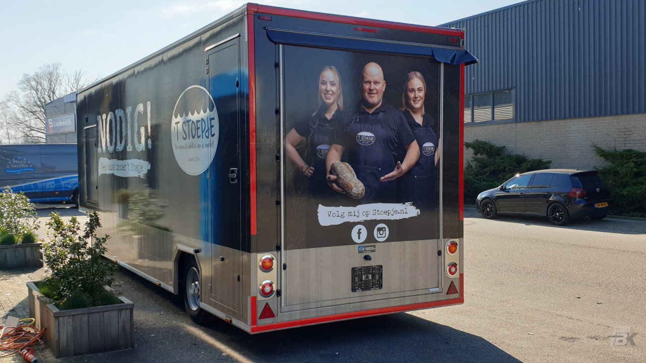 Achteraanzicht van een aanhangwagen voor brood en banket