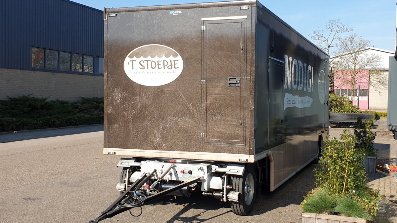 Vooraanzicht van een aanhangwagen voor brood en banket