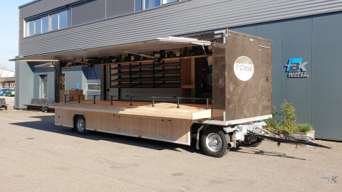 Zijaanzicht van een aanhangwagen voor brood en banket met geopende luifel