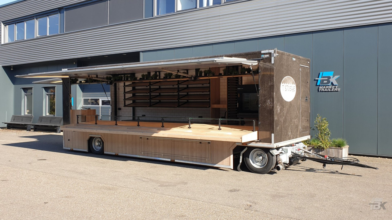 Zijaanzicht van een aanhangwagen voor brood en banket met geopende luifel
