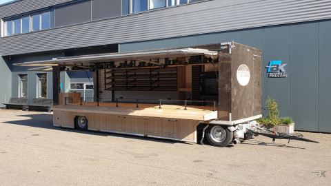 Zijaanzicht van een aanhangwagen voor brood en banket met geopende luifel