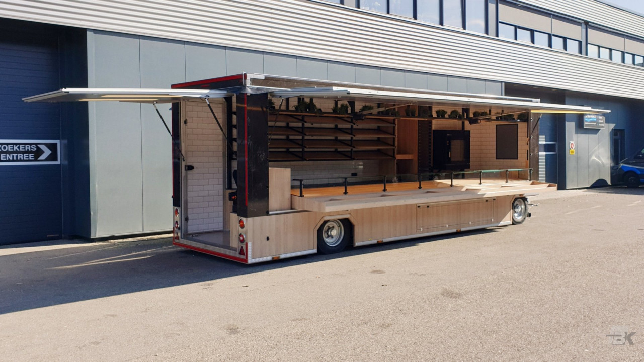 Zijaanzicht van een aanhangwagen voor brood en banket met geopende luifel