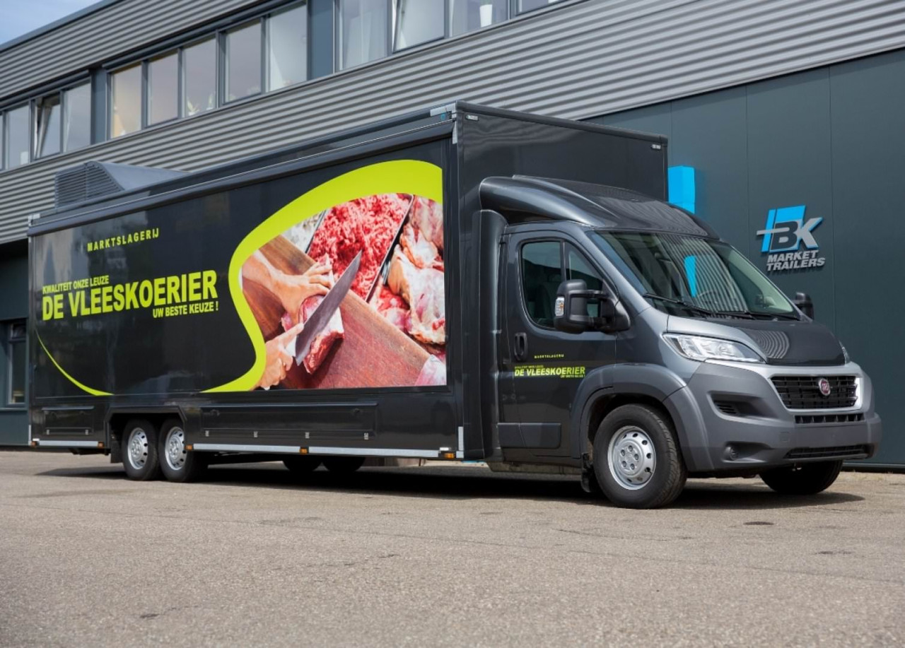 Zijaanzicht van een verkoopwagen voor vlees met gesloten luifel