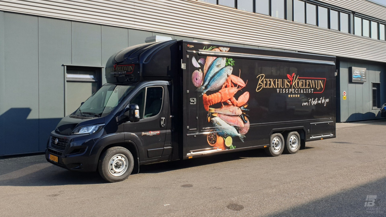 Zijaanzicht van een verkoopwagen voor vis met gesloten luifel