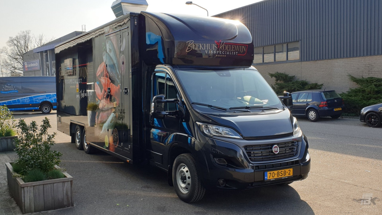 Vooraanzicht van een verkoopwagen voor vis