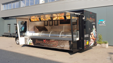 Zijaanzicht van een verkoopwagen voor vis met geopende luifel en zijborden