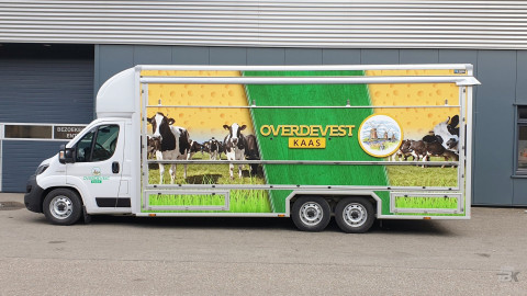 Zijaanzicht van een verkoopwagen voor kaas met gesloten luifel