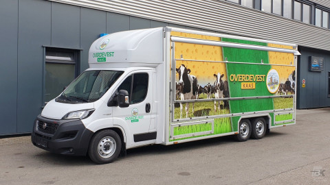 Zijaanzicht van een verkoopwagen voor kaas met gesloten luifel