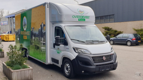 Vooraanzicht van een verkoopwagen voor kaas