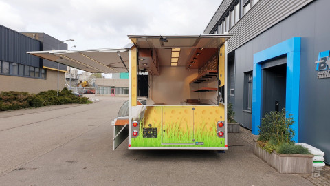 Achteraanzicht van een verkoopwagen voor kaas