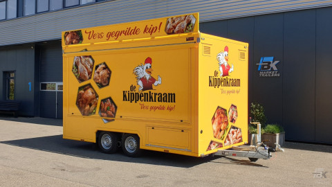Zijaanzicht van een aanhangwagen voor kip met gesloten luifel