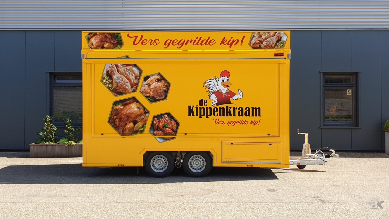 Zijaanzicht van een aanhangwagen voor kip met gesloten luifel