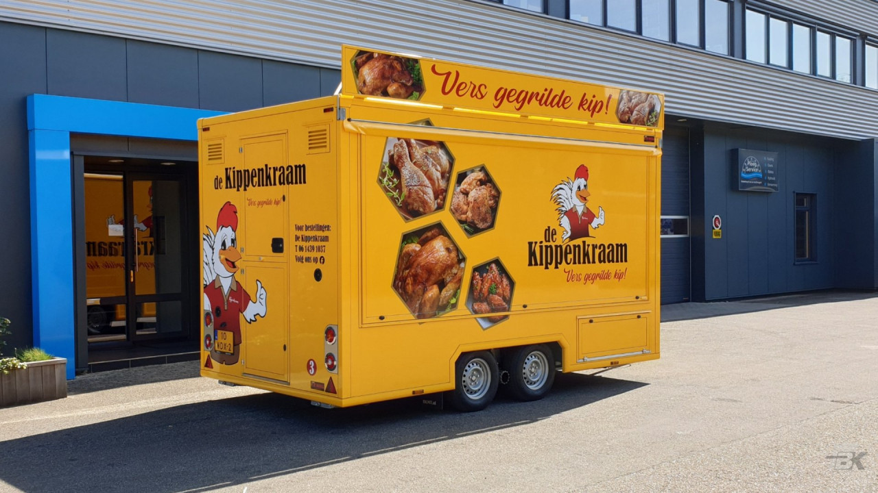 Zijaanzicht van een aanhangwagen voor kip met gesloten luifel