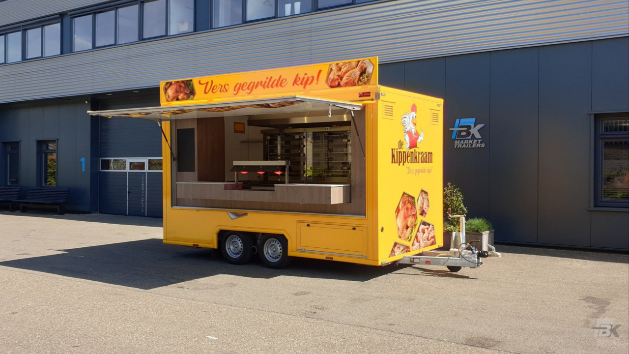 Zijaanzicht van een aanhangwagen voor kip met geopende luifel