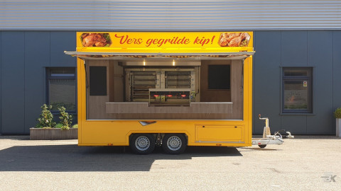 Zijaanzicht van een aanhangwagen voor kip met geopende luifel