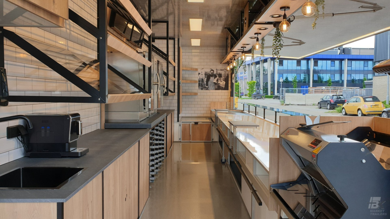 Binnenkant van een aanhangwagen voor brood en banket