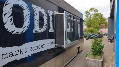 Detail van reclamebestickering aan de buitenkant van een aanhangwagen voor brood en banket