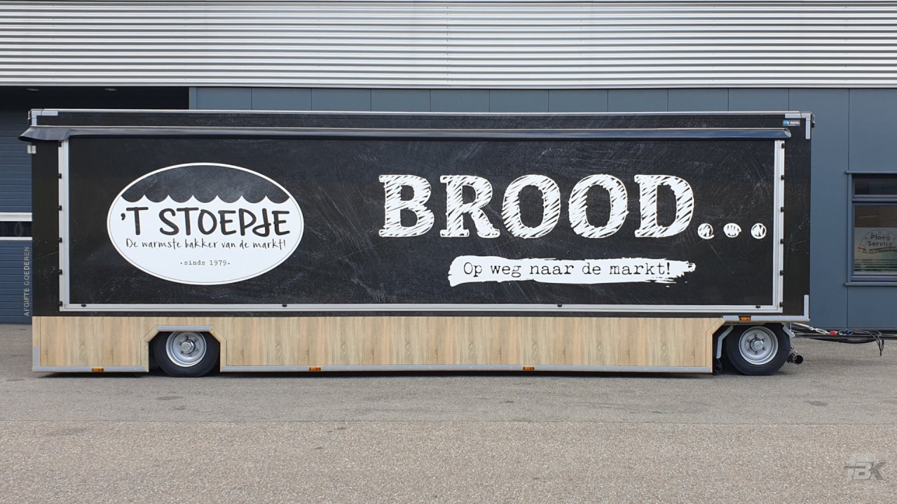 Zijaanzicht van een aanhangwagen voor brood en banket met gesloten luifel