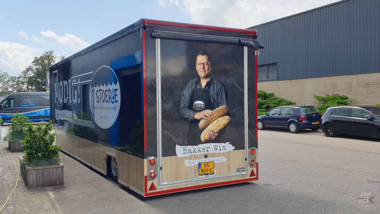 Achteraanzicht van een aanhangwagen voor brood en banket